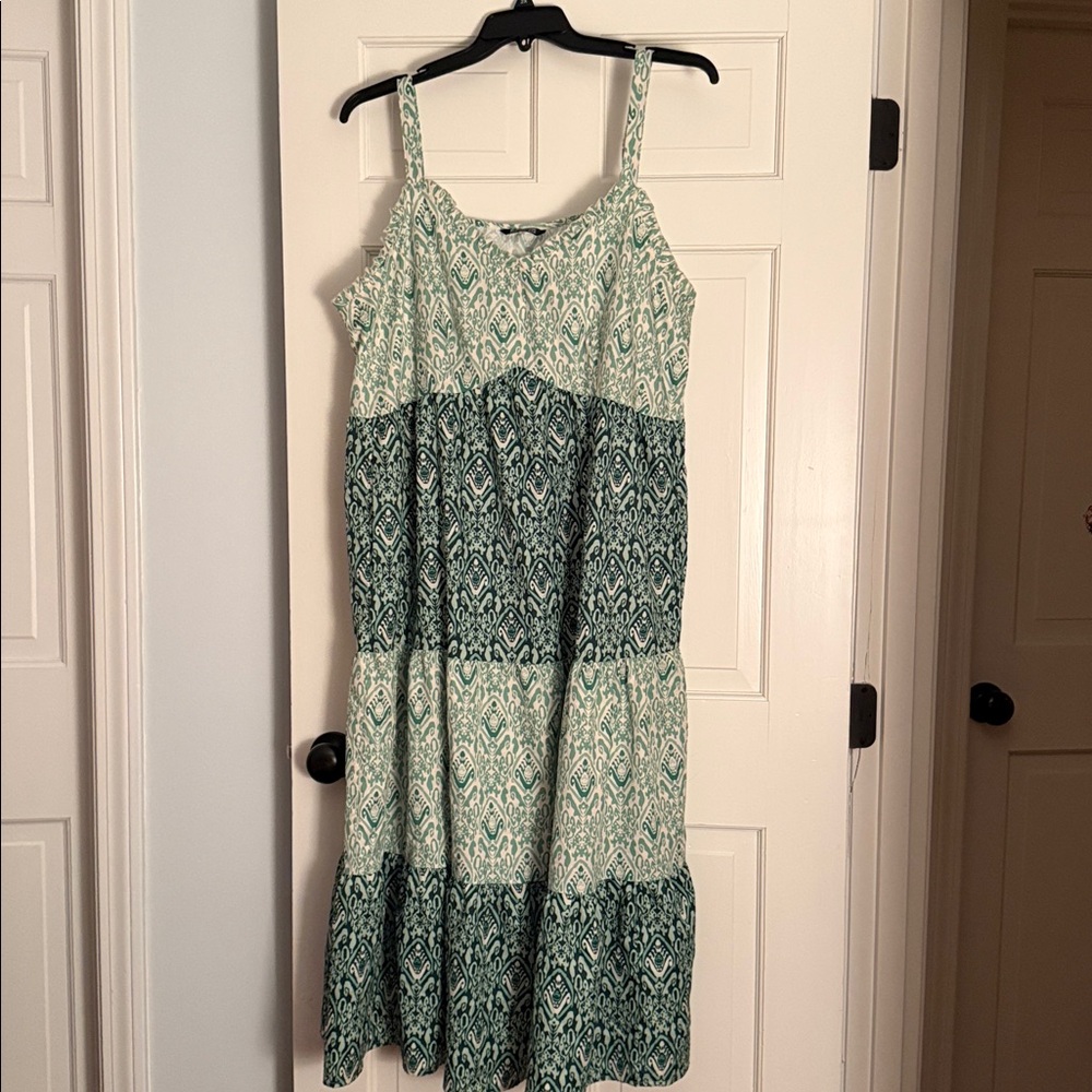 BloomChic Green and White Dress